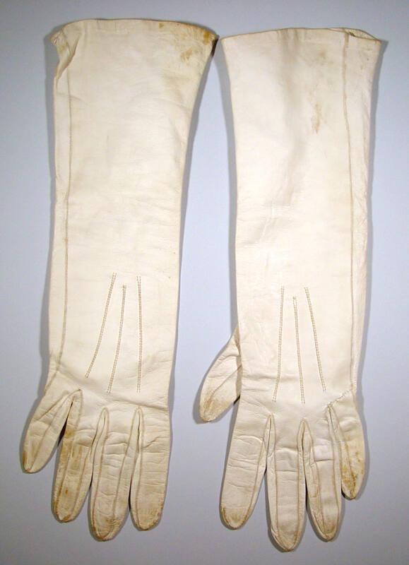 Pair ofCream Gloves(Going Away)