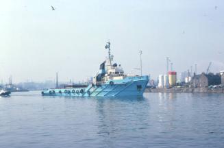 offshore supply vessel Maersk Topper in Aberdeen harbour