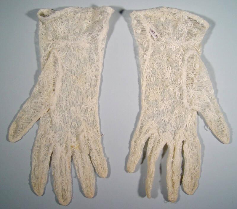 Ladies Short Lace Cotton Gloves