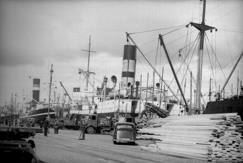 Harbour View - Victoria Dock Timber Being Unloaded