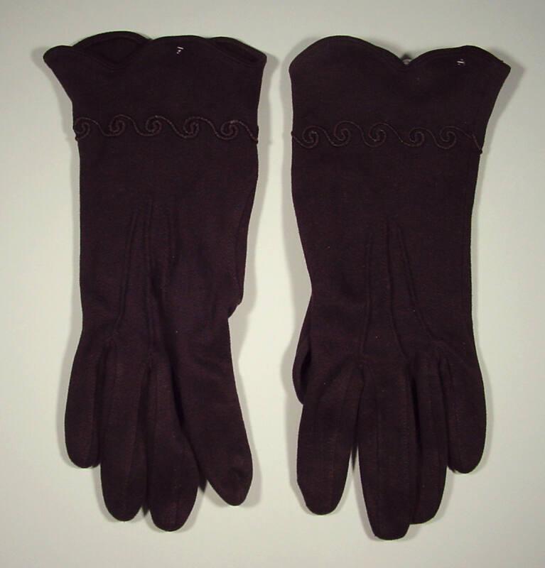 Ladies Short Gloves With Scalloped Edge