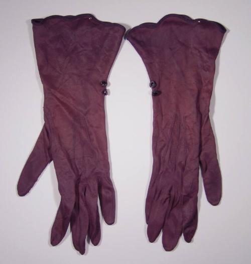 Ladies Short Scalloped Edged Gloves (Button Trim)