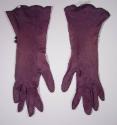 Ladies Short Scalloped Edged Gloves (Button Trim)