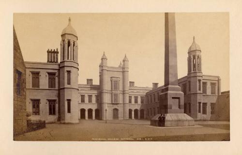 Marischal College amd McGrigor Obelisk