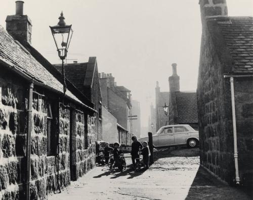 Children in lane at Footdee