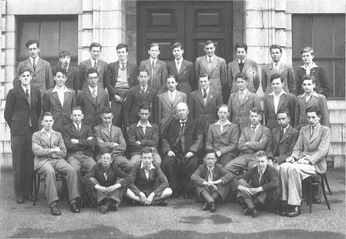 Class portrait of senior class (with A.T.Mackay) in Robert Gordon's College