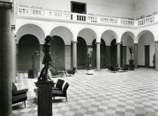 Aberdeen Art Gallery: Front Sculpture Court (prior to the construction of fountain)