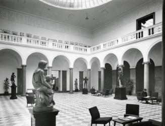 Aberdeen Art Gallery: The Entrance Hall - Centre Court