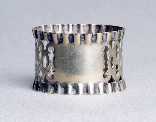 Napkin ring with crimped edging and cartouche