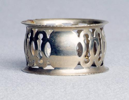 Napkin ring with heavy crimped edges