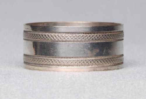 Pair of narrow napkin rings with machine tooling