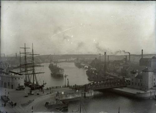 Glass Plate negative of View of Regent Quay, Aberdeen Harbour c.1910