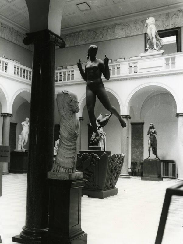 Aberdeen Art Gallery: Front Sculpture Court- Centre Court