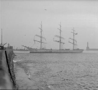 the distressed Norwegian sailing vessel 'Audny' in the Navigation Channel, Aberdeen Harbour