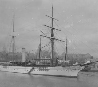 Glass plate showing an unidentified steam yacht in Aberdeen Harbour