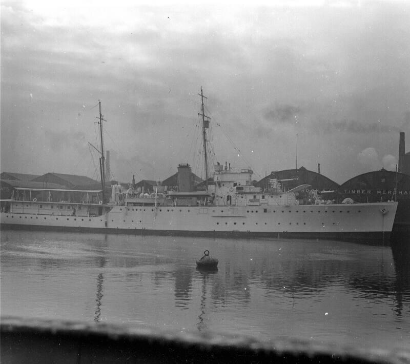 Glass plate with a view of an unidentified steamship