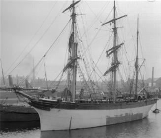 Glass plate with a view of the barque 'Aswell' in Aberdeen Harbour
