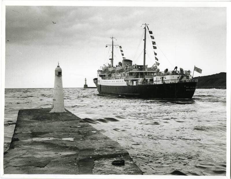 St Ninian leaving Aberdeen Harbour