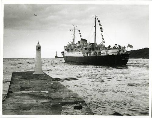 St Ninian leaving Aberdeen Harbour