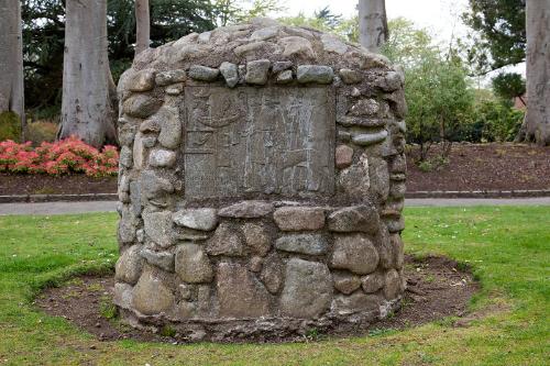 Robert the Bruce: Presenting the Freedom Lands to the Citizens of Aberdeen, 
sited in Hazlehead Park, Aberdeen.