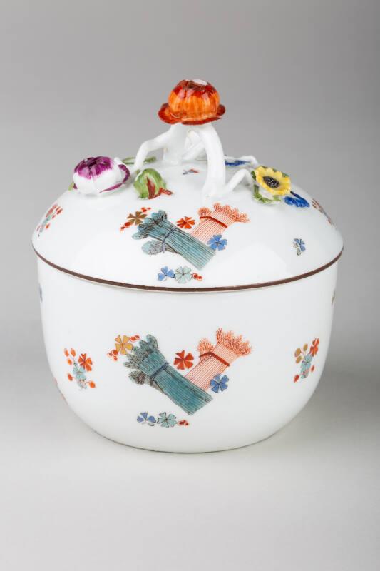 Kakiemon-style Sugar Bowl and Cover