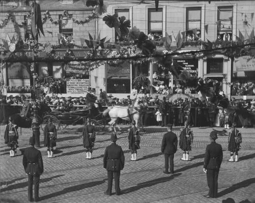 Crowds on Union Street for Royal Visit.   Photographed by George Fraser