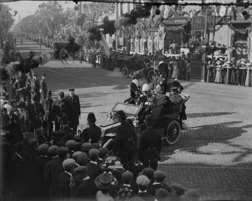 Crowds at  Alford Place for Royal Visit.   Photographed by George Fraser 