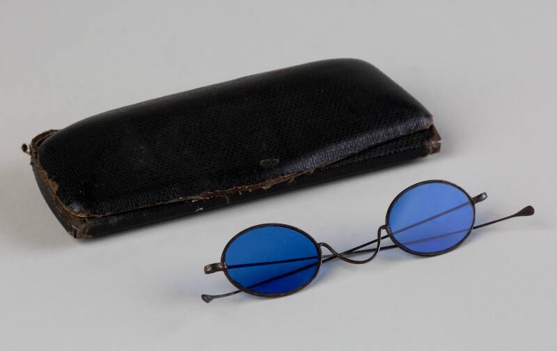 Blue Tinted Gents Oval Spectacles and Case