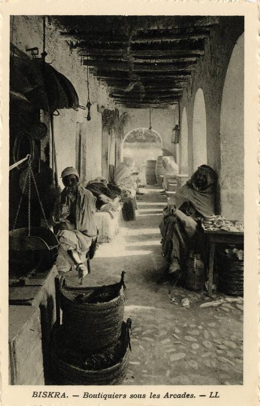 Biskra - Street scene (Boutiquiers sous les Arcodes)