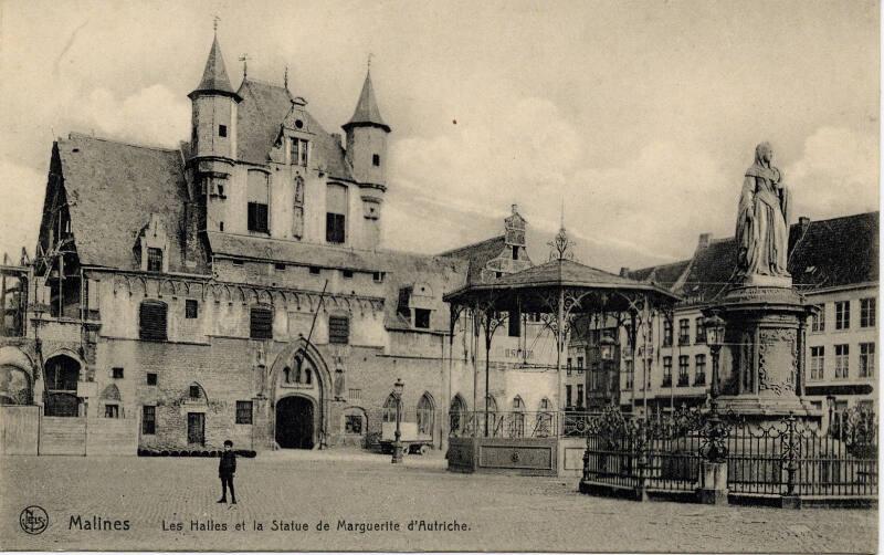 Maline - Street scene of market place and statue of Marguerite d'Autriche 
 
