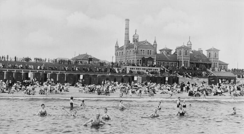 Aberdeen Beach with Bathing Station (Beach Baths)