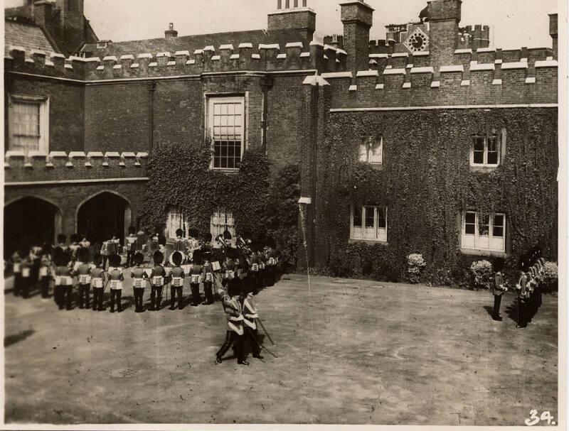London - Changing the guard at St James Palace 