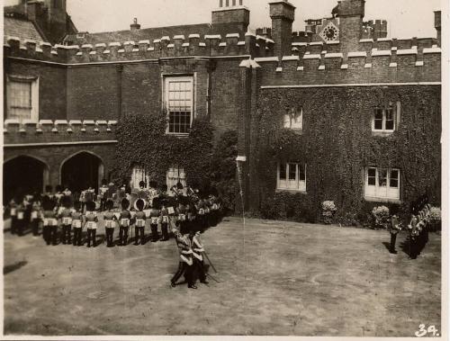 London - Changing the guard at St James Palace 