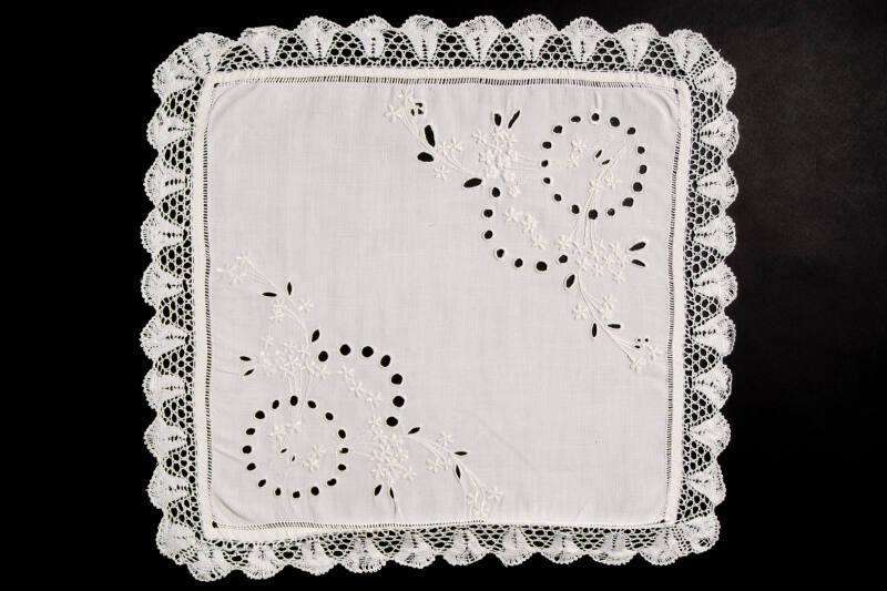 New Pitsligo Lace "Ladies Fan" Pattern Edged Mat