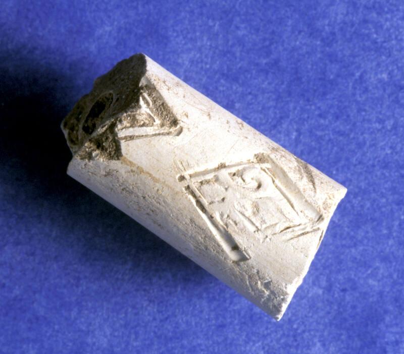 Clay pipe with fleur-de-lys