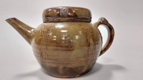 Stoneware Teapot with Vumé Lily Motif