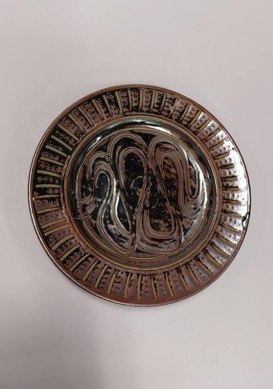 Stoneware Plate with 'River and Basket' Decoration 