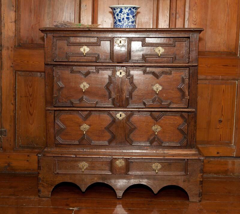 Oak Chest of Drawers